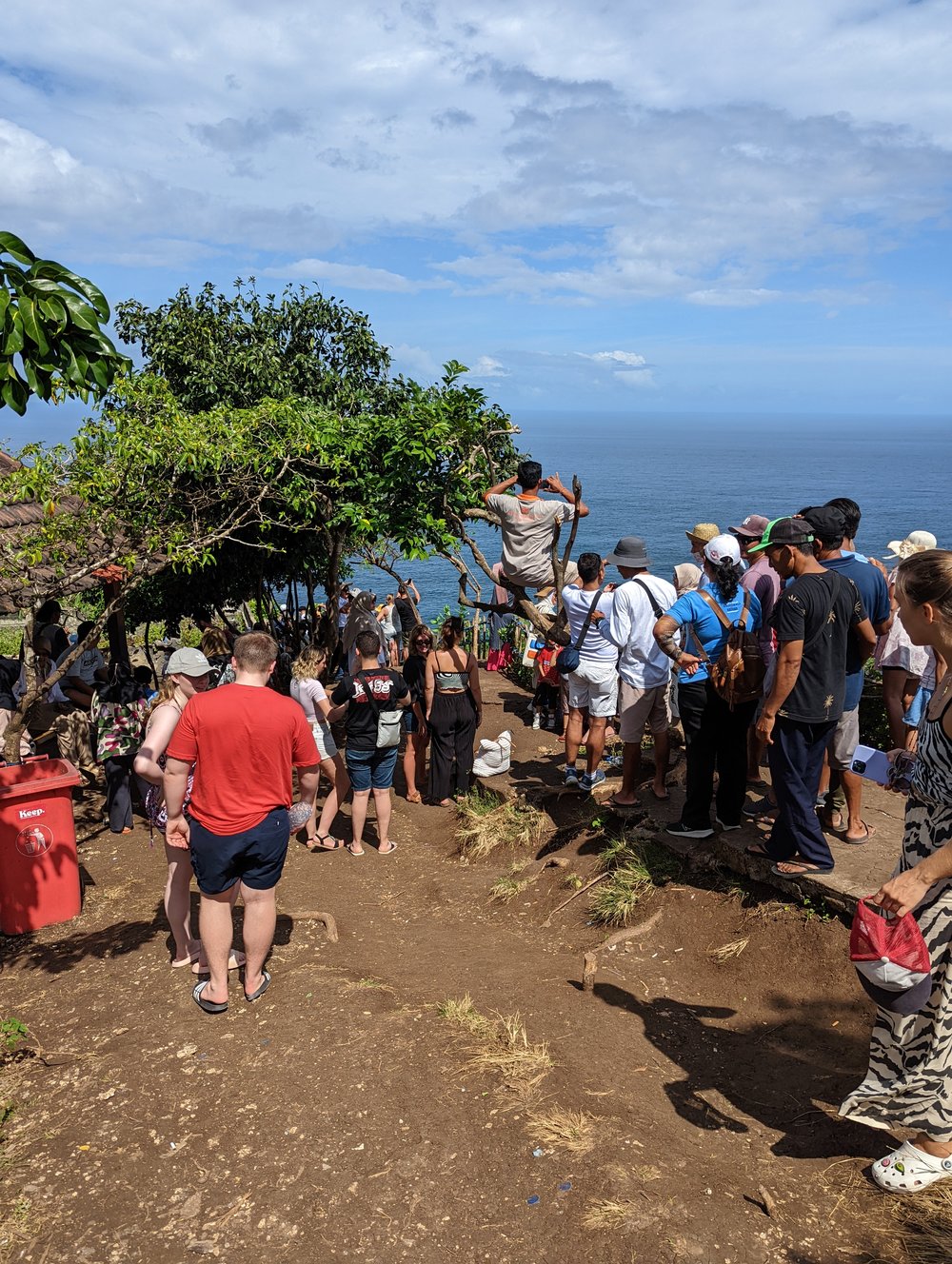 people going down kelingking beach