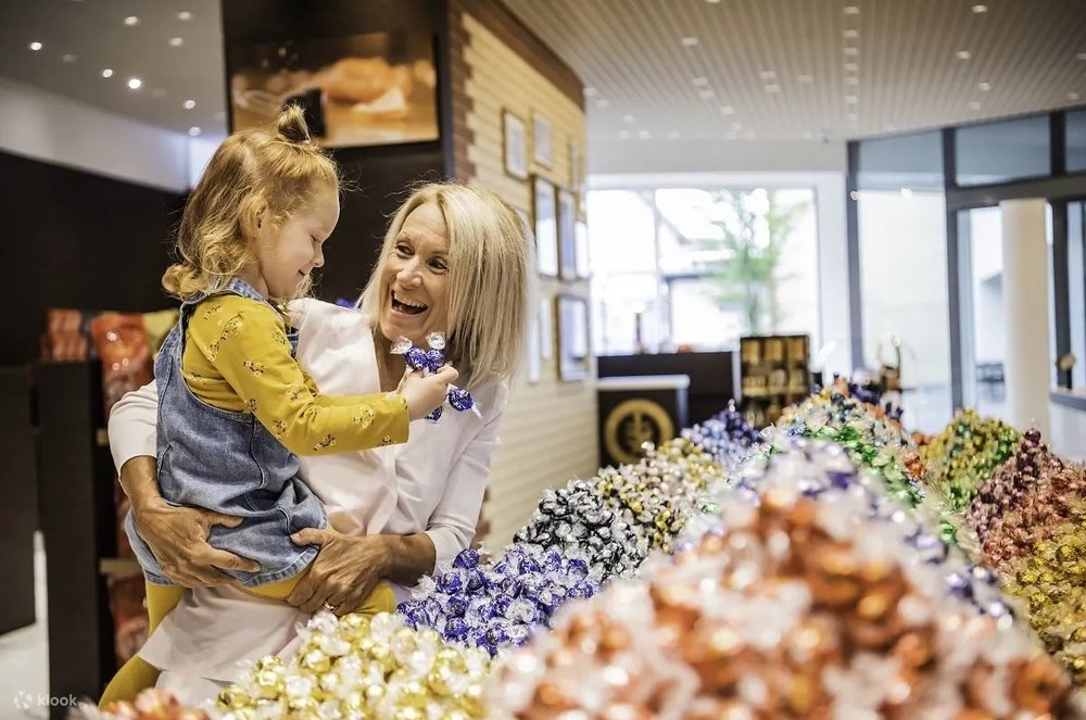 เลือกช็อคโกแลตที่คุณชื่นชอบเพื่อนำกลับไปหาครอบครัวและเพื่อนฝูงจากร้านช็อคโกแลต Lindt ที่ใหญ่ที่สุดในโลก