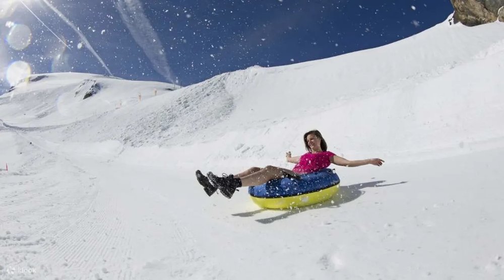 สนุกกับการลื่นไถลไปตามเนินหิมะที่กลาเซียร์พาร์ค