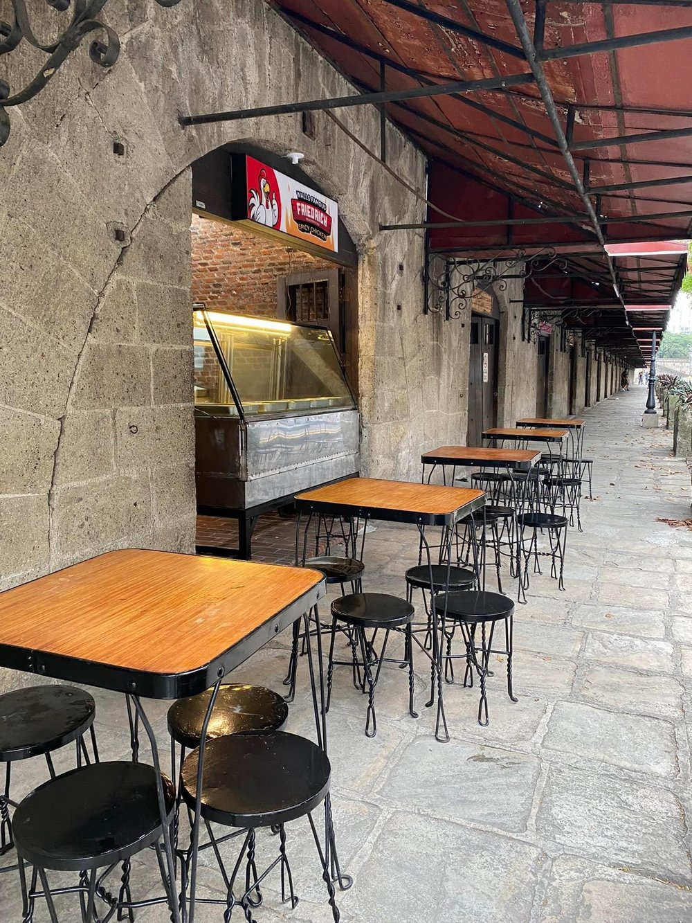 SPicky Chicken Restaurant facade