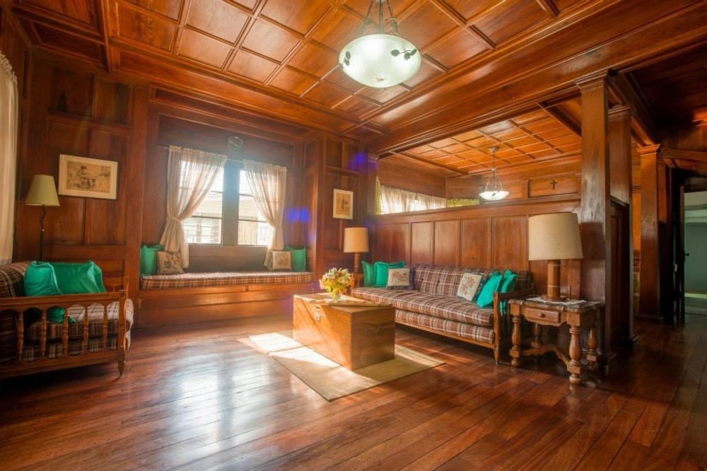 Peredo's Lodging House Sala area