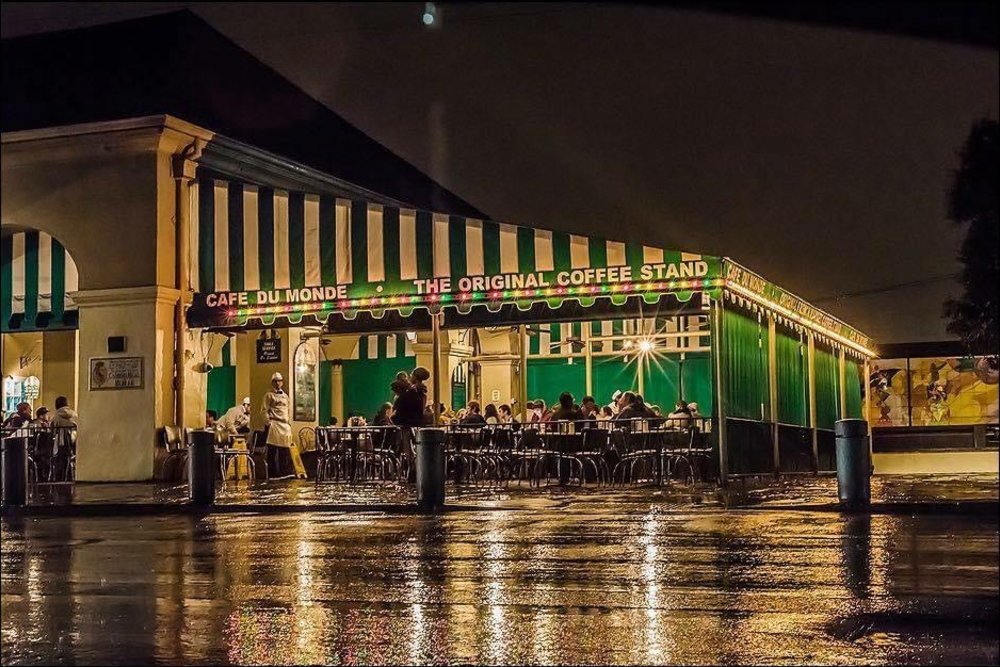 Cafe Du Monde at night