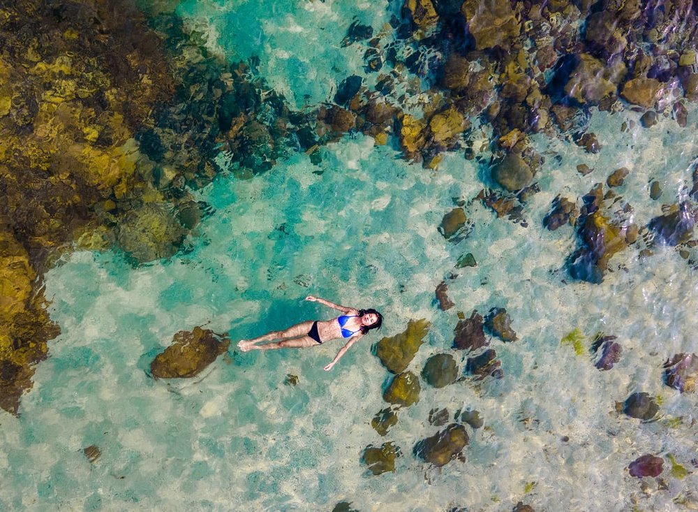 綠蛋島一帶的水質清澈見底,令人有置身外地的感覺。(Instagram @mini.outing)