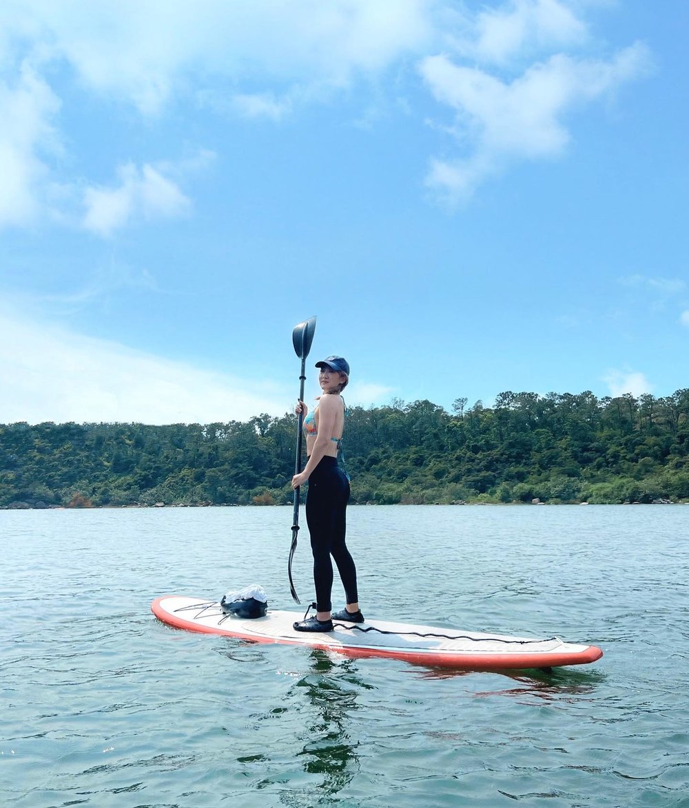 除了以獨木舟,亦可考慮在相思灣租借直立版前往綠蛋島。(Instagram @gymimii)