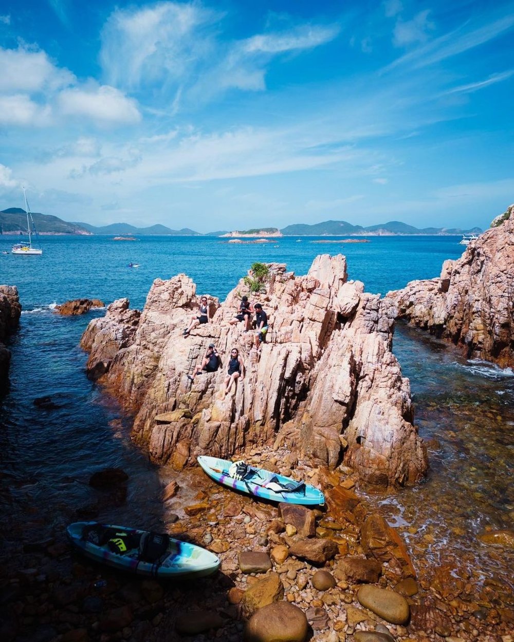 乘獨木舟近距離觀看1億4千萬年前的火山岩石,感覺景色特別壯闊。(Instagram @to_design_hk)