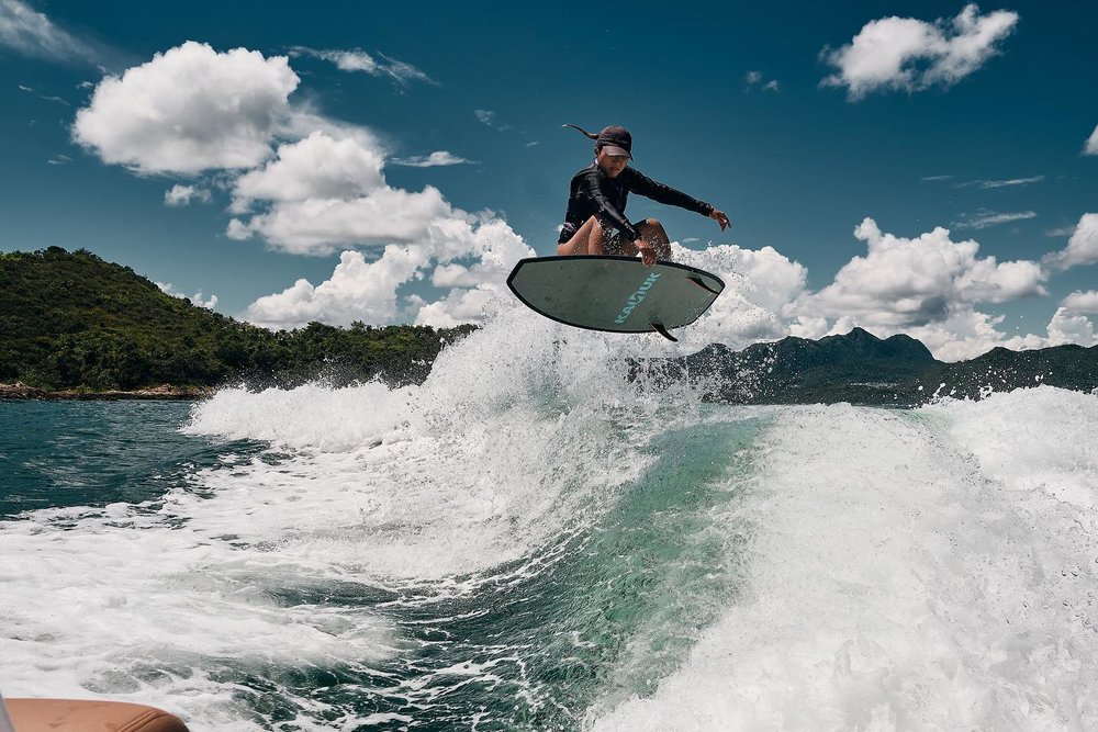 玩到一定程度,就可以開始嘗試挑戰花式動作。(Instagram @150cm.wakesurf)