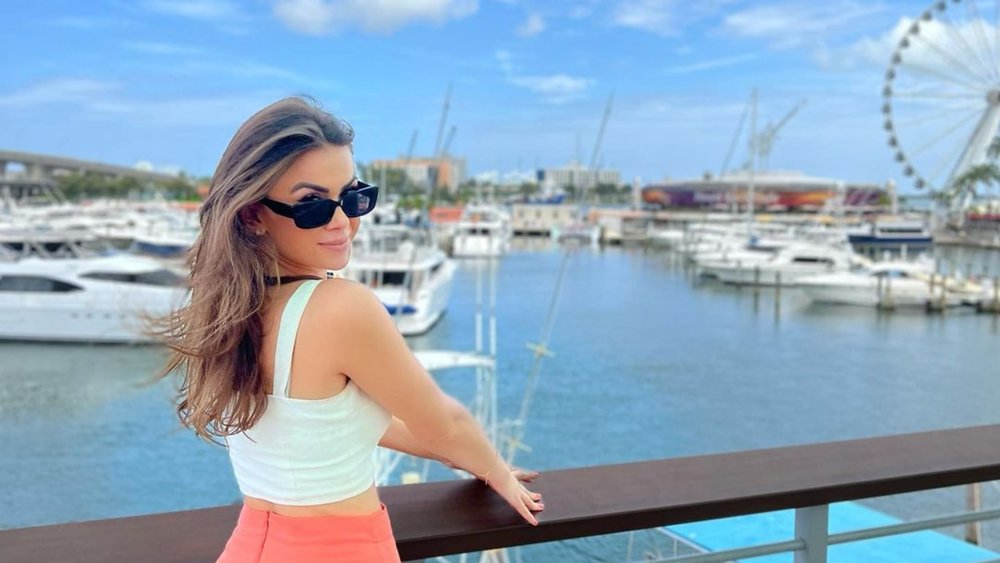 After enjoying some shopping and drinks, take photos by the balcony. Credit: francielleadriano