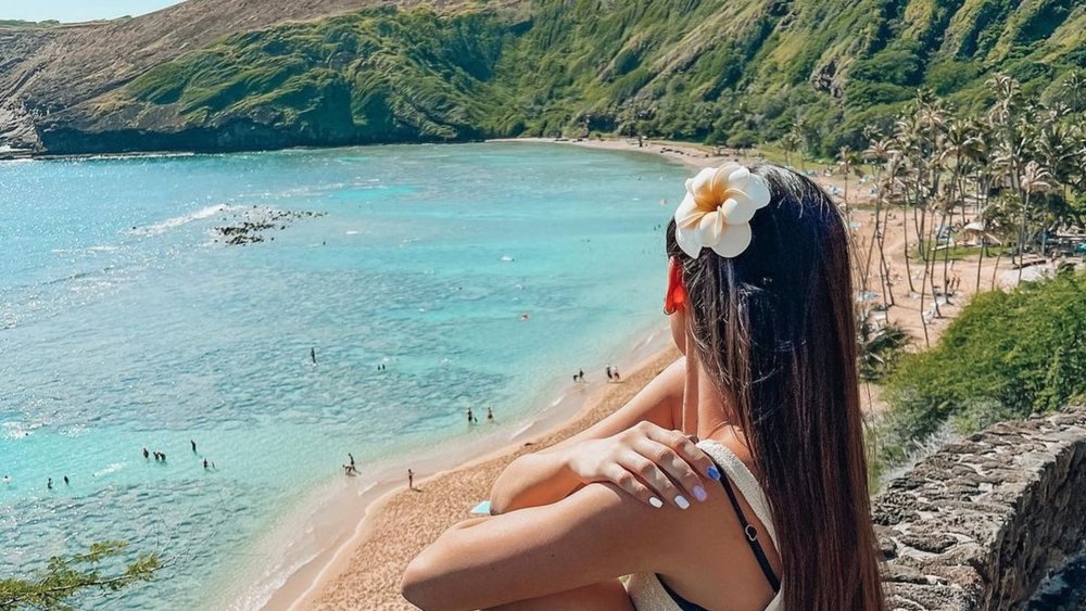 Aside from snorkelling, Hanauma Bay is a perfect place to go sunbathing. Credits: @airplaneandie