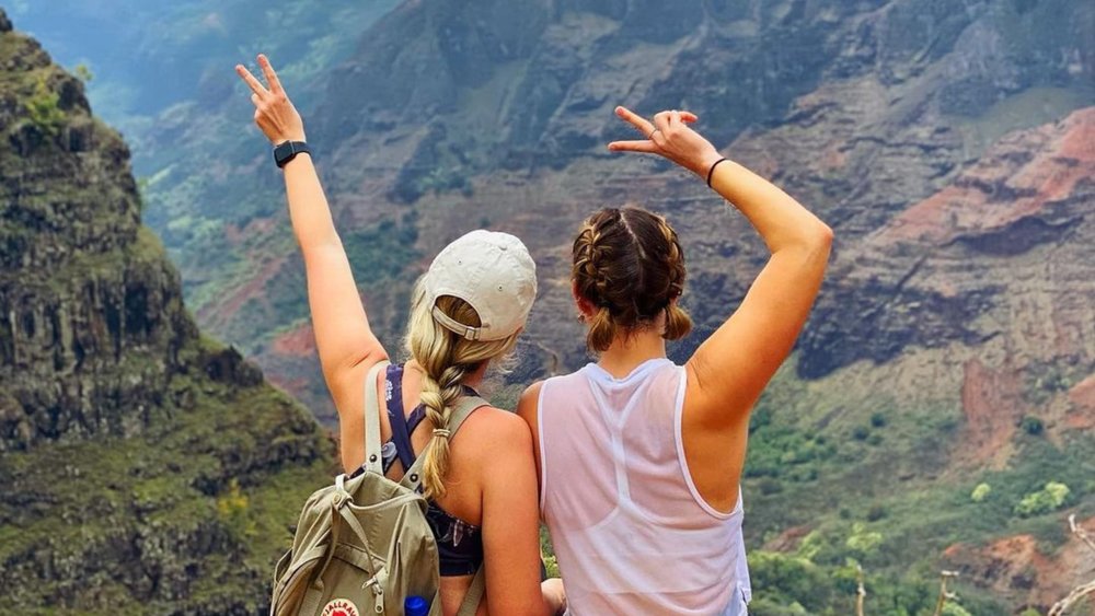 Hike Kauai’s canyons with your bestie! Credits: @laura_gremz