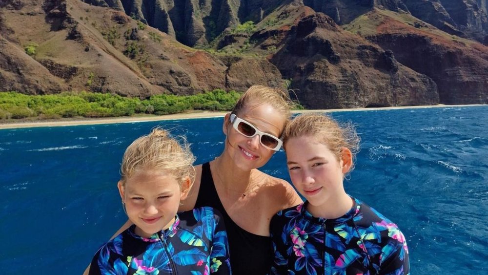 Experience a fun summer day at Na Pali Coast. Credits: @agata_rubik
