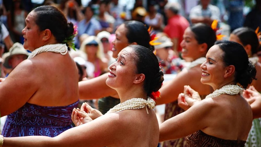 Watch an authentic hula dance in Hawaii. Credits: @alohavacationcottages