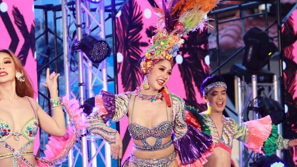 Be wowed by the fiery performers and the colourful costumes at Simon Cabaret Show.