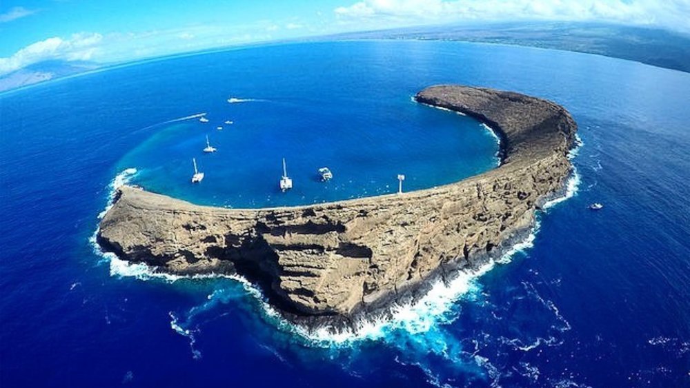 The formation of Molokini is truly a sight to behold.  Credits: @aripiches on Instagram