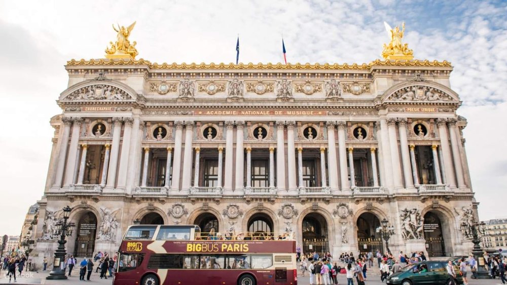 Admire the French capital’s most stunning buildings, uninterrupted, thanks to the open-top bus