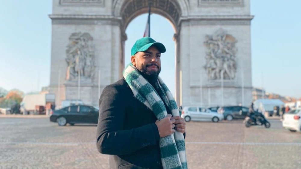 Get great photos of the arc at Champs-Élysées.  Credit: aaron11772