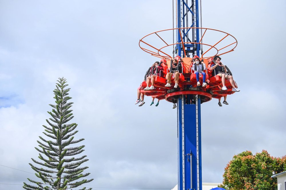 People riding drop tower in Tagaytay Skyranch