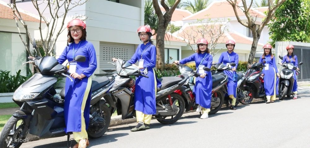 สาว ๆ นักขี่มอเตอร์ไซค์จะพาคุณเดินทางไปตะลุยหาของอร่อยกิน