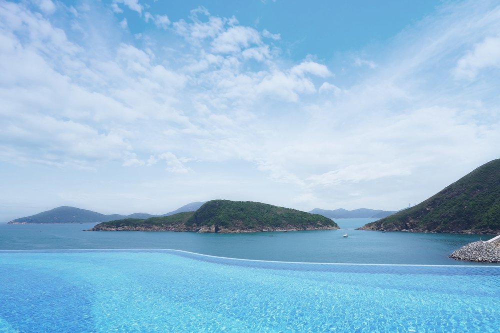 香港富麗敦海洋公園設有無敵海景無邊際泳池!