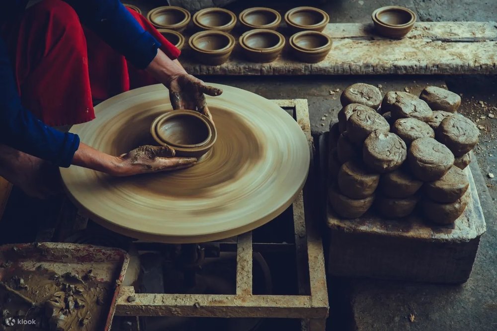 ปั้นด้วยมือแบบนี้ มา 500 กว่าปีแล้วนะ