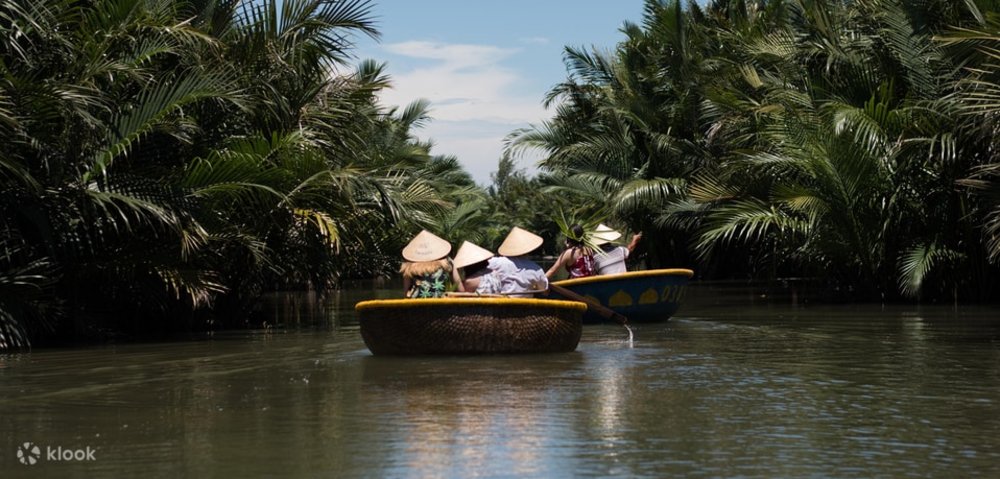 นั่งเรือกระจาดรายล้อมไปด้วยสวนมะพร้าวข้างทาง