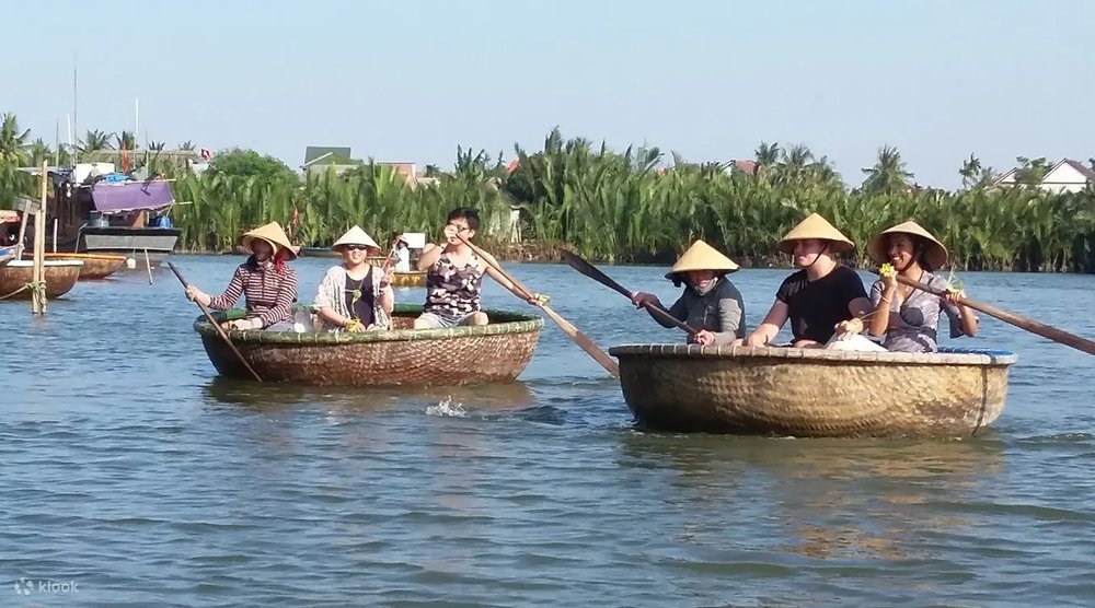 พายเรือกระจาดต้องใช้ความชำนาญในการทรงตัว นี่เป็นเหตุผลว่าคุณควรมาสัมผัสสักครั้ง 