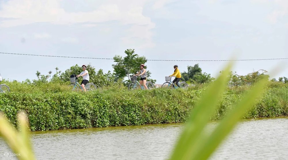 ปั่นจักรยานชมวิวสองข้างทาง อากาศดีมาก 