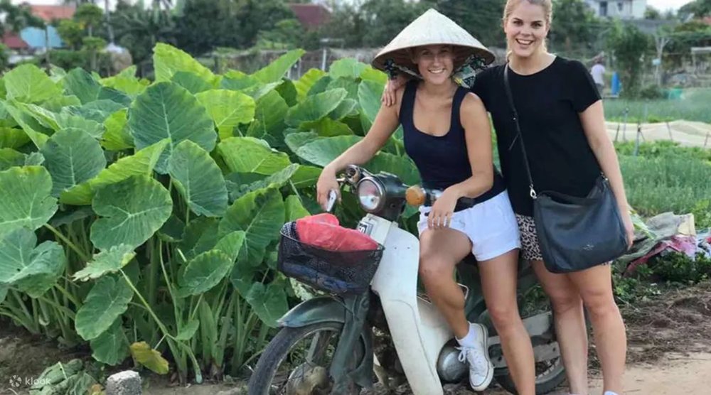 มีคนขับพาตะลุยกิน แต่ก่อนอื่น แวะโพสต์ถ่ายรูปสักหน่อย 