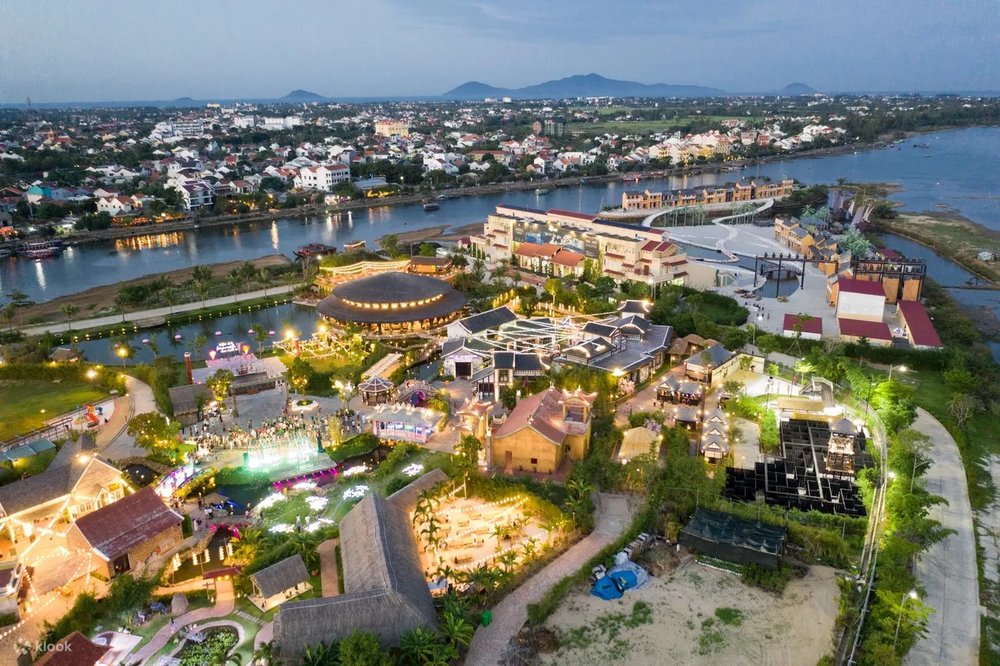 Hoi An Impressionist Park ถูกตกแต่งอย่างสวยงาม น่าตื่นตาตื่นใจ