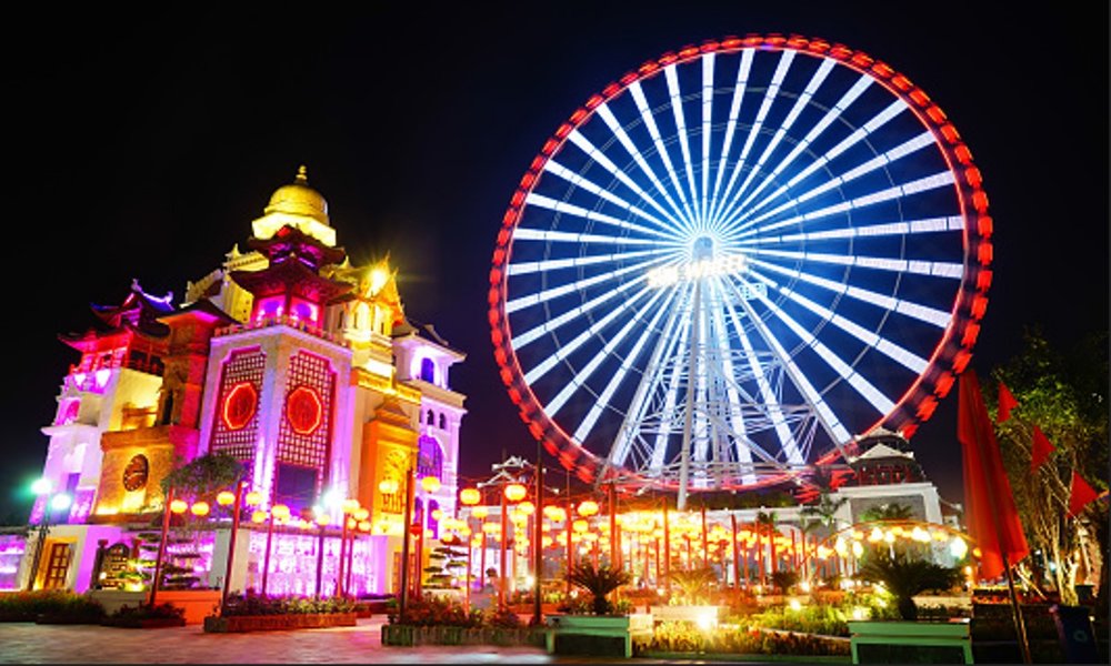 ชิงช้าสวรรค์ Sun Wheel และ มหาวิหารดานัง (Da Nang Cathedral) ที่ประดับประดาไปด้วยแสงไฟ