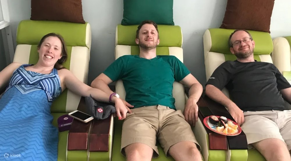 นอนนวดเท้าให้หายเมื่อย เพราะเดินมาเยอะ