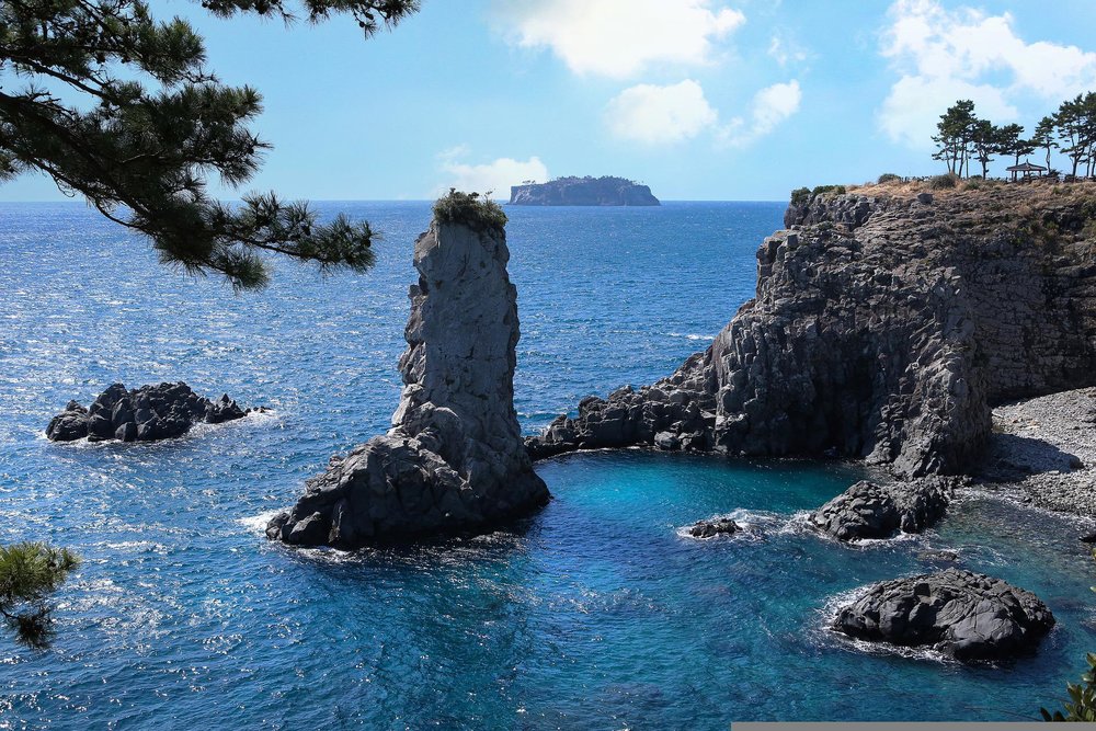 Rock formation and the sea in Oedolgae
