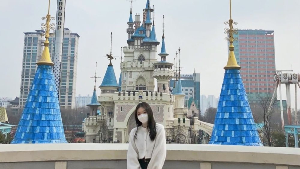 Lotte World is a rain or shine attraction, thanks to its indoor and outdoor sections! Credits: @xuicx_c on Instagram
