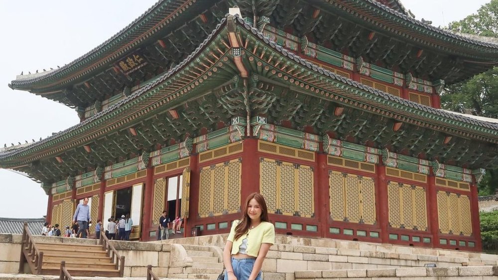 A woman posed at the Changdeokgung Palace. Kredit foto: @baipor.t di Instagram