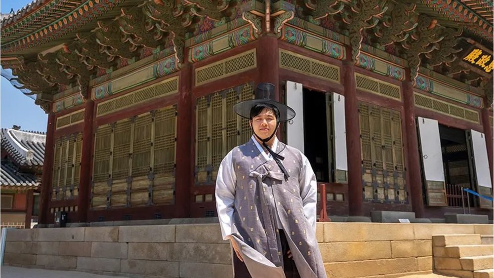 Gyeongbokgung Palace is another attraction that lets you experience historical Korea. Credits: @daehan_hanbok on Instagram