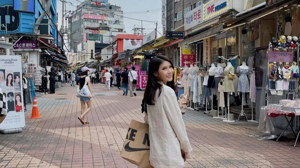 Explore the shops, cafes and clubs of Hongdae. Credits: @ladynan26 on Instagram