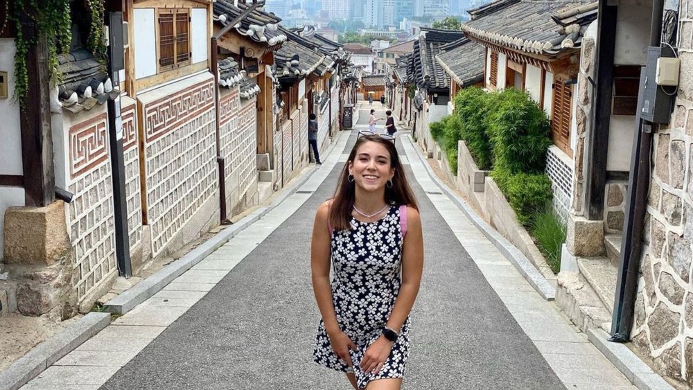 Pose with the traditional houses of South Korea at Bukchon Hanok Village. Credits: @gozdepisiren on Instagram