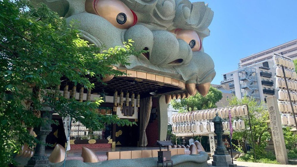 Pose for pics in front of the striking Nambayasaka Shrine. Credit: sayuriwhite
