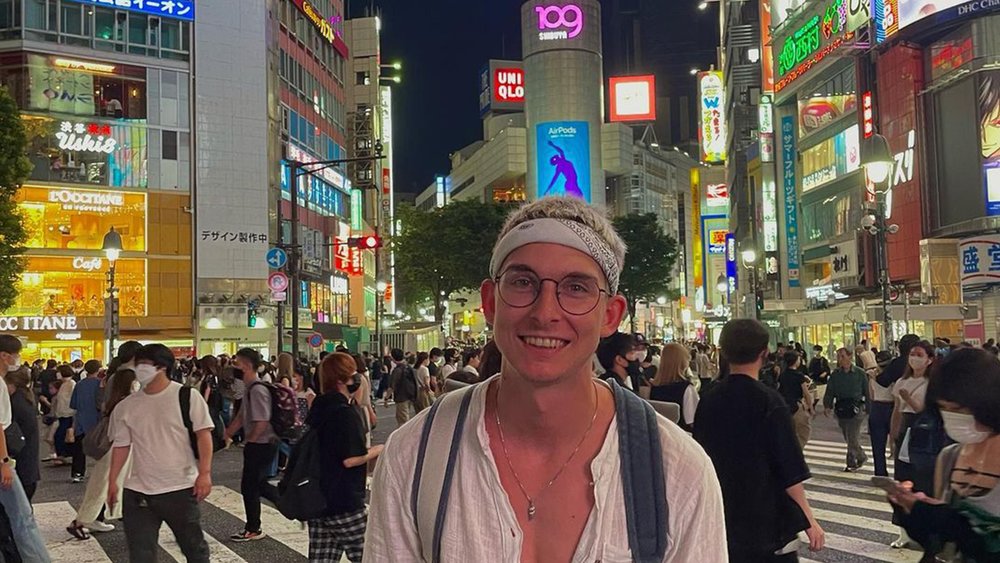 In busy places like Shibuya, it’s better to travel by foot rather than by car. Credit: floslama
