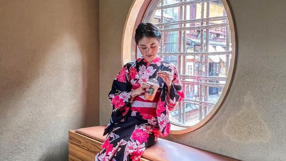 Coffee and kimono go hand-in-hand.  Image credits: @apple1991s on Instagram
