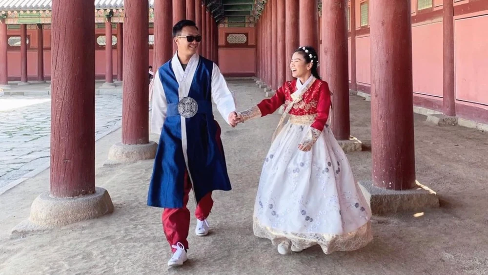 A couple wears hanbok at Gyeongbokgung Palace in Seoul | Kredit foto: @phyllisphuaa di Instagram