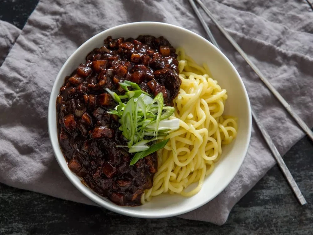 จาจังเมียน หรือ จาจังมยอน (Jajangmyeon)