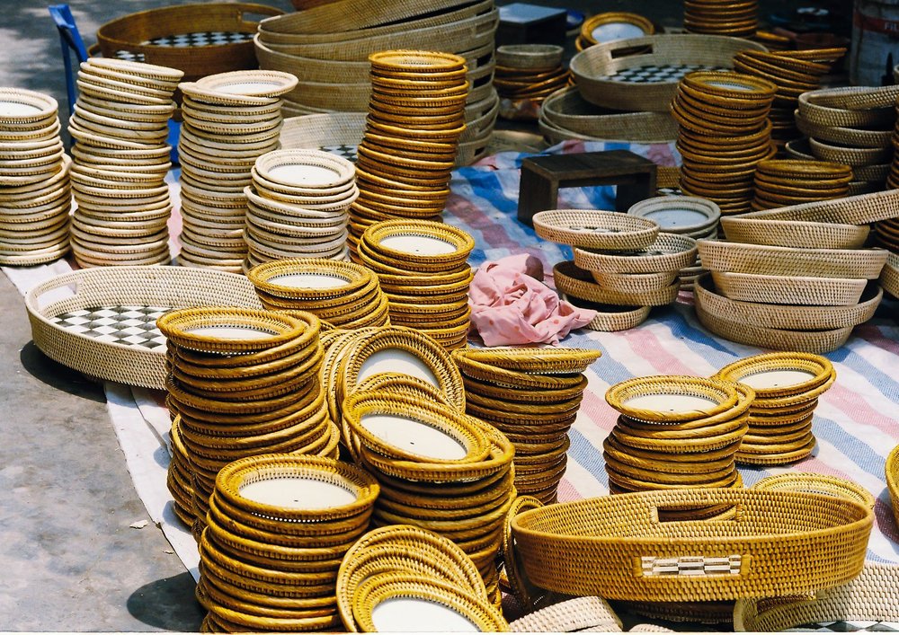 Plate with wooden design