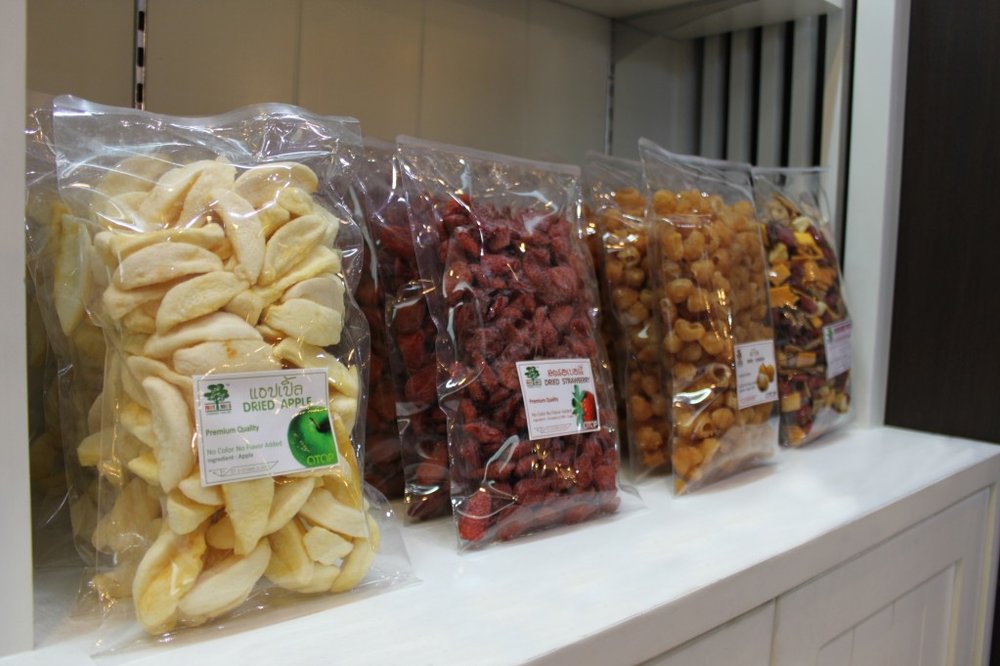 Dried apple and strawberry fruits