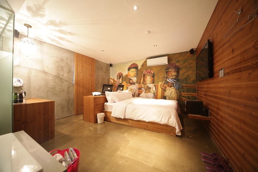 Jongno Hotel Pop themed design rooms