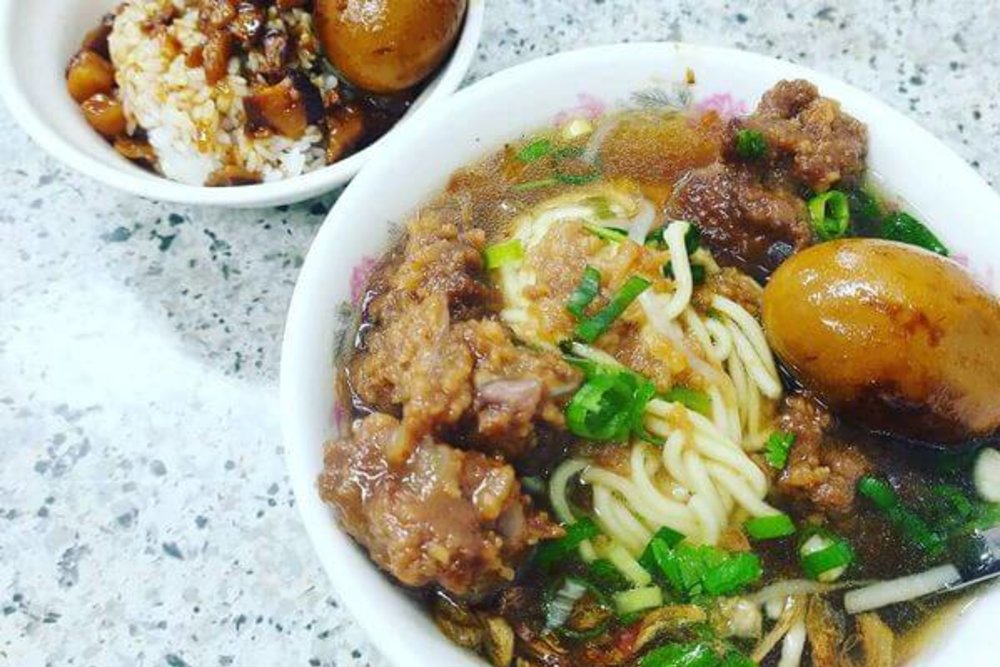 饒河街夜市美食:楊排骨酥麵