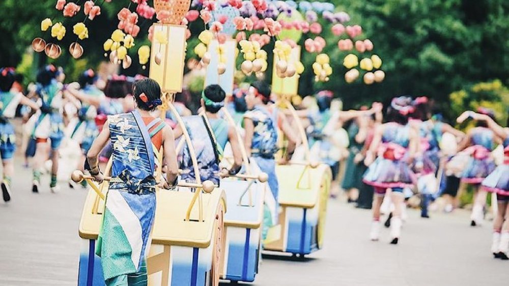 Ada banyak pertunjukkan yang bisa kamu saksikan di Tokyo Disneyland. Credits: @starry22sky