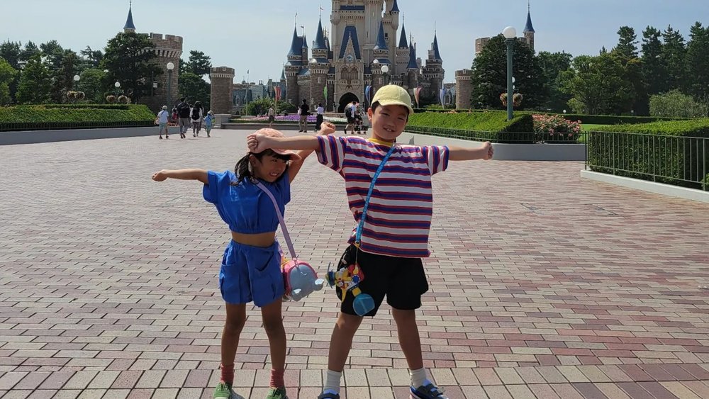Bawa anak-anakmu menikmati perjalanan yang menyenangkan ke Tokyo Disneyland. Credits: @nicopiiiii