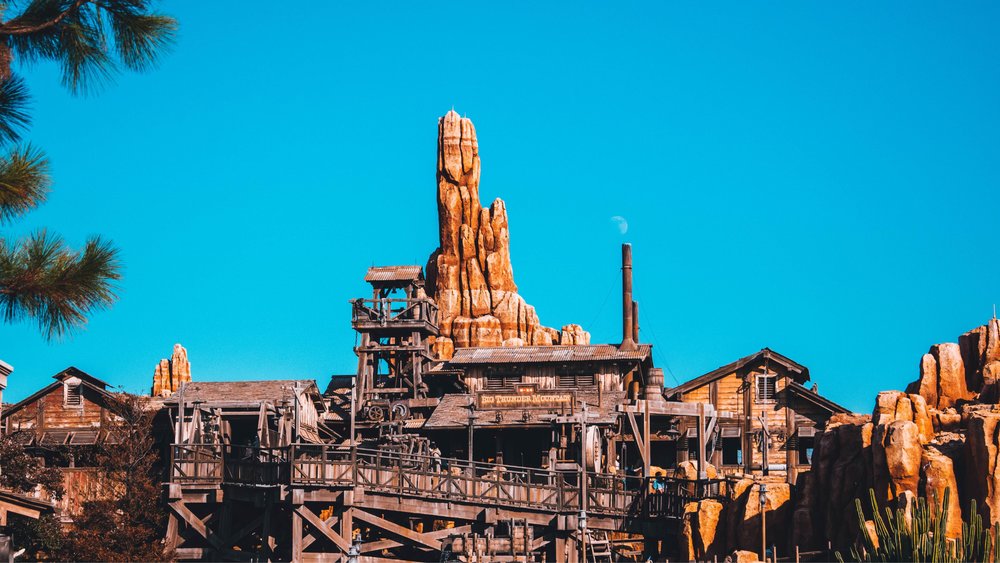 Big Thunder Mountain menunggumu! Foto: Roméo A. on Unsplash