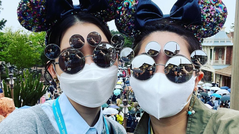 Bergayalah dengan merchandise resmi Disney-mu saat di Disneyland. Credits: @disney_love_miley