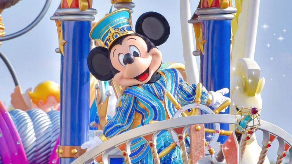 What’s a Disney park without a spectacular character parade? Credit: @disneyumi_ on Instagram